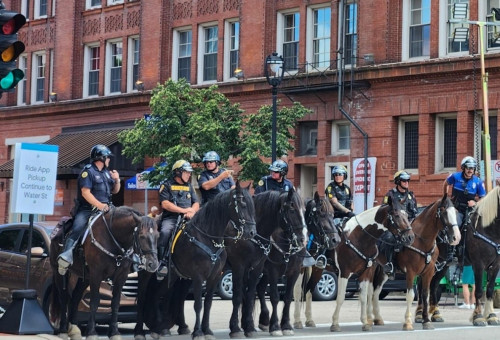 전당대회 행사장 보안 구역 앞 기마경찰 기마경찰대원들이 17일(현지시간) 위스콘신주 밀워키에서 열리는 공화당 전당대회 행사장 인근에 대기하고 있다. 