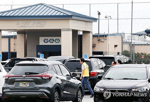 ICE와 교섭 마치고 이동하는 현장 대책반