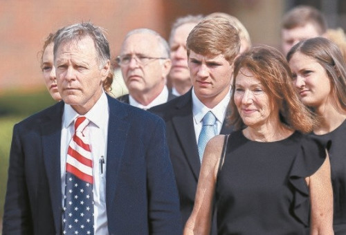 프레드 웜비어(左)와 신디 웜비어(右)가 2017년 6월 22일 미국 오하이오주 와이오밍에서 열린 아들 오토 웜비어의 장례식에 참석하고 있다.                                   (유튜브 영상 캡처)