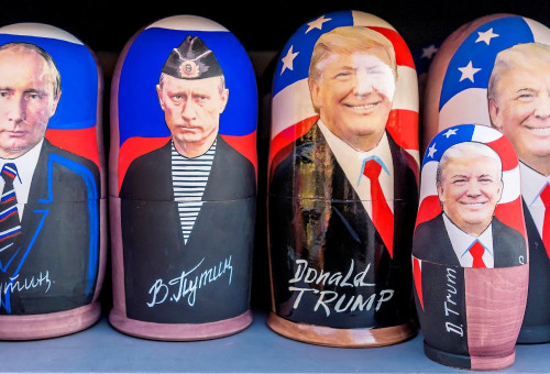 트럼프와 푸틴의 사진을 입힌 러시아인형 관광 상품