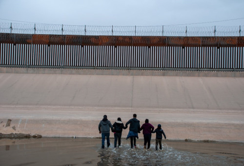 미국 국경의 장벽을 향한 중남미 지역 난민들