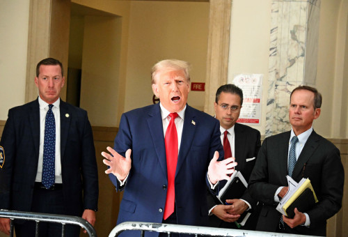 2023년 10월, 형사재판에 출석한 트럼프 당선인