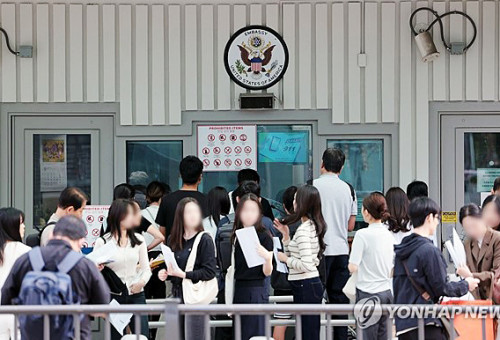 미국대사관 앞에 비자 받으려고 줄 선 시민들.                                  [연합뉴스 자료사진]